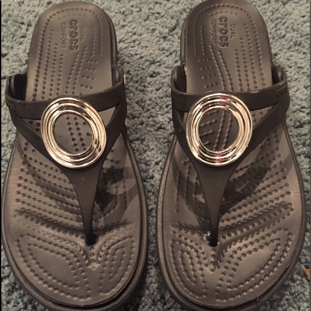 Women’s crocs Sanrah circle wedge Sandler. size 7M